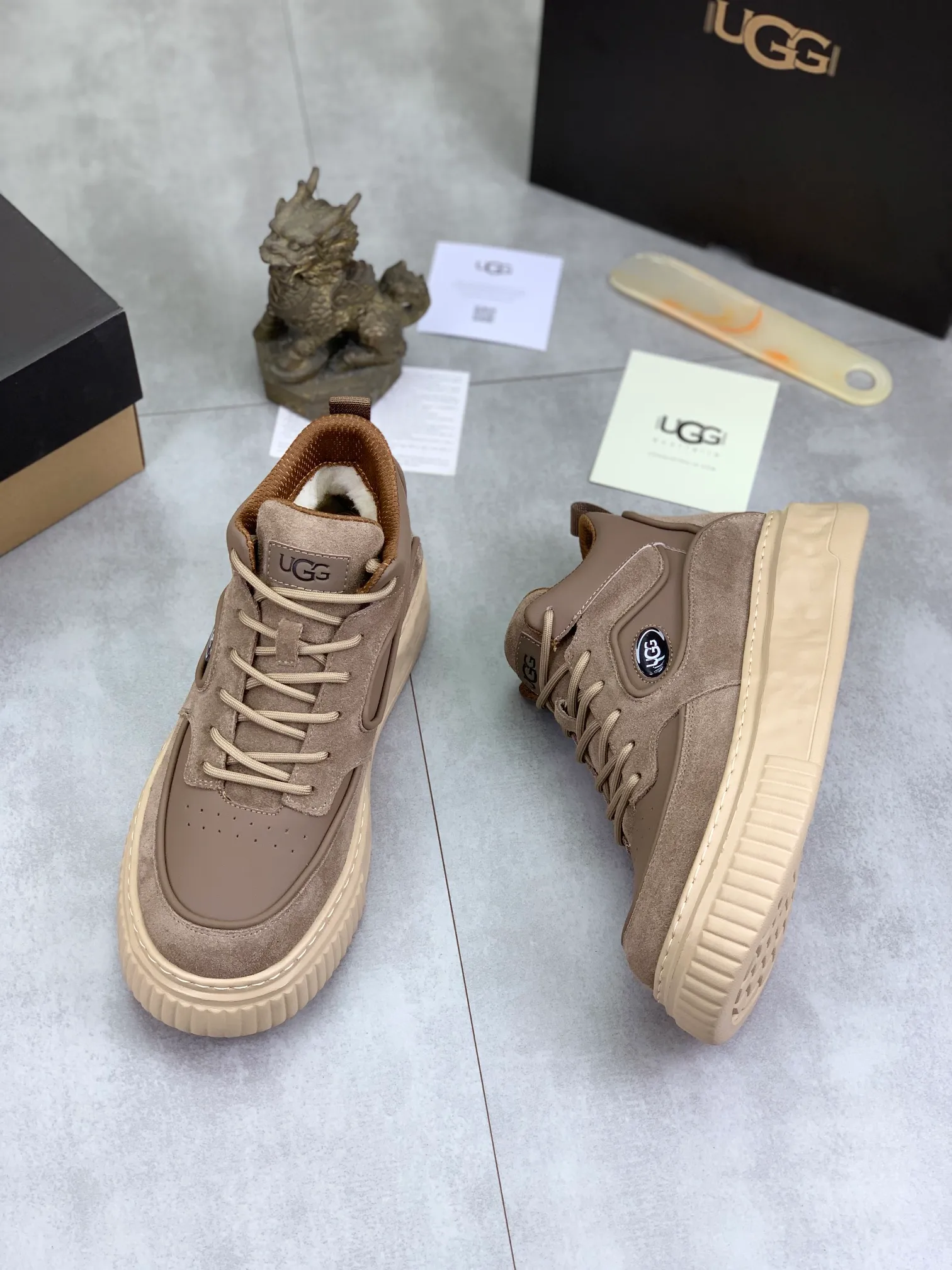 Men's shoes 💰P640 [New style] 💰 🆘 "Real wool" [UGG] 👉The popular men's shoes are synchronized with the official website 🔰The quality of the genuine products [satisfied] is not comparable to the imitations in the general market 🌀The upper is imported Italian frosted cowhide, and the lining is: foot pad 🅰️ grade 🐑Real wool👻Only Grade A can show the effect The hand feels smooth and delicate 🔱The shoe shape is grand, only genuine manufacturers can do it 🎄The perfect toughness of the original outsole 👻⬛️ allows customers to say goodbye to one-time consumption. Real wool lining, super warm. Available in black, brown and gray. Size: 39-44